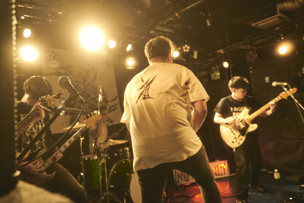 ライブの風景。全員が演奏している。