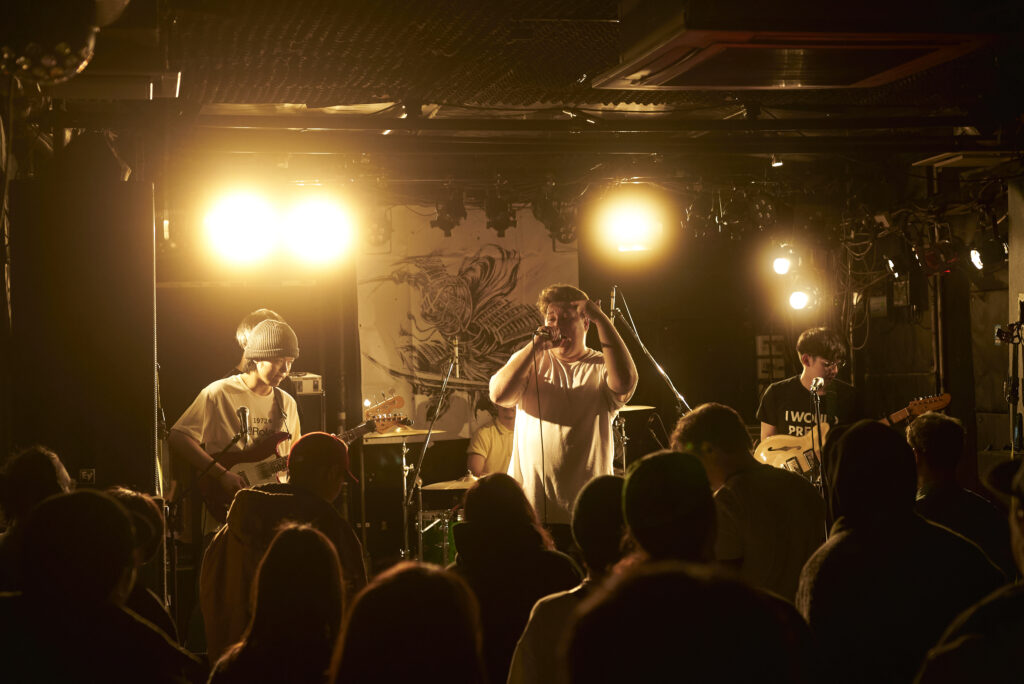 ライブの様子。ボーカルが歌う。