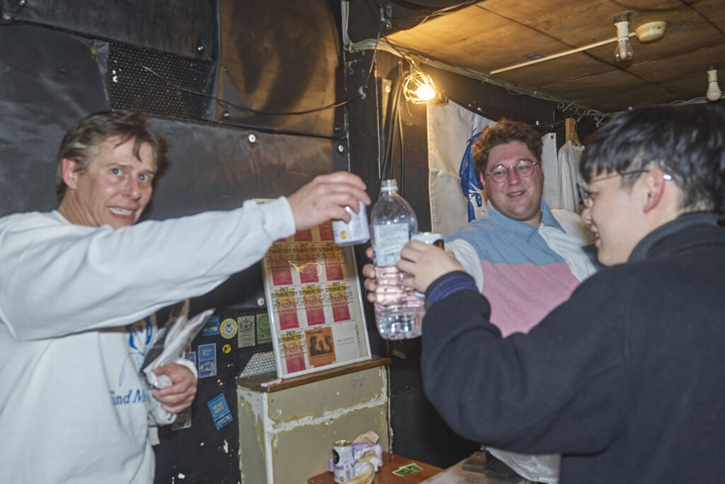 3人が乾杯。グラスを交わす
