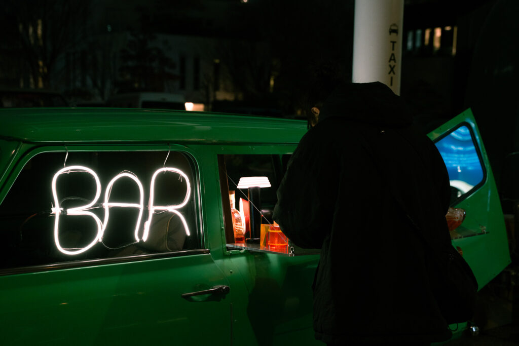 minibar MIDORIに人が集まる様子